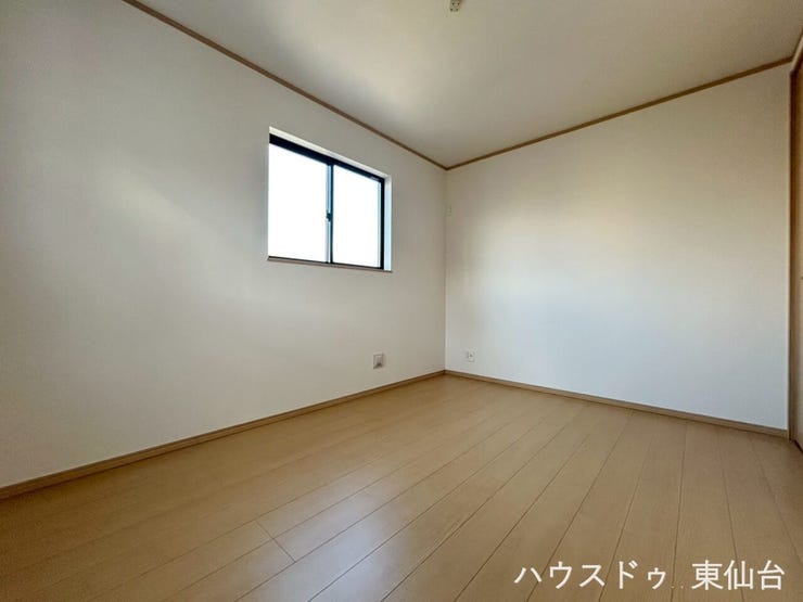 2面採光で日差したっぷりの洋室、書斎や子供部屋にピッタリです。