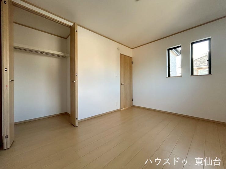 衣類も小物もすっきり収まる、使い勝手の良い収納付き。