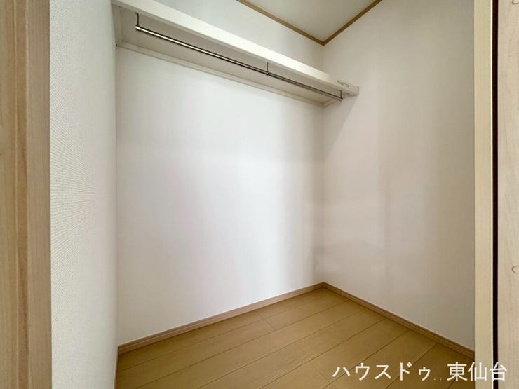 たっぷり収納できる広さと、使いやすい棚配置。毎日の身支度が快適になる、機能美あふれるWICです