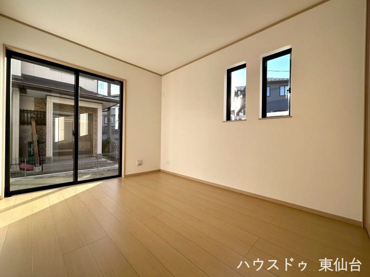 お昼寝、遊び場、来客スペースと多用途に使える一室。