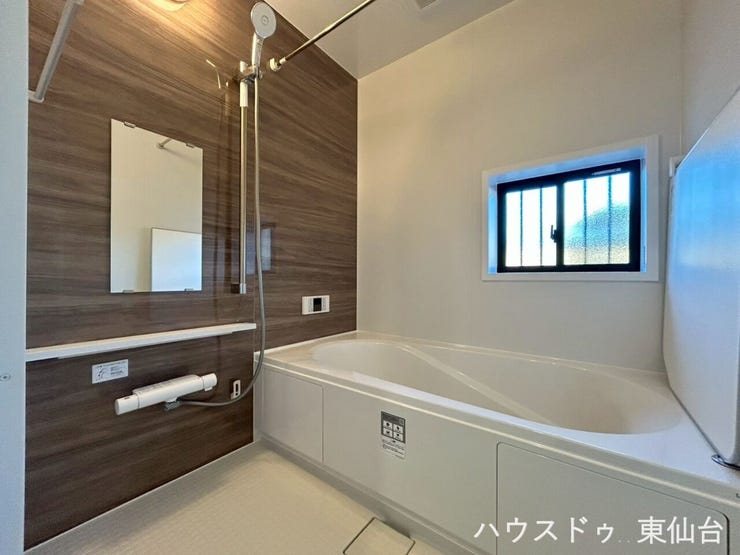 木目調パネルがやさしく包み込む、癒しのバスルーム。