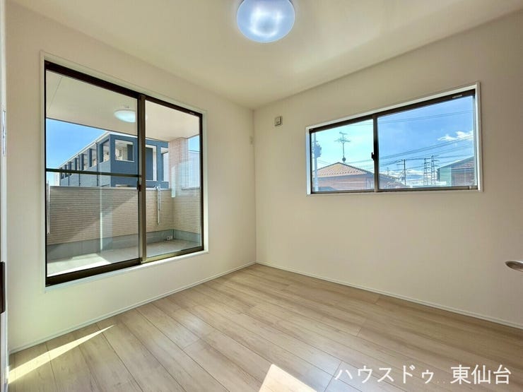 5.3帖の洋室です♪こちらからもバルコニーにアクセス可能です♪