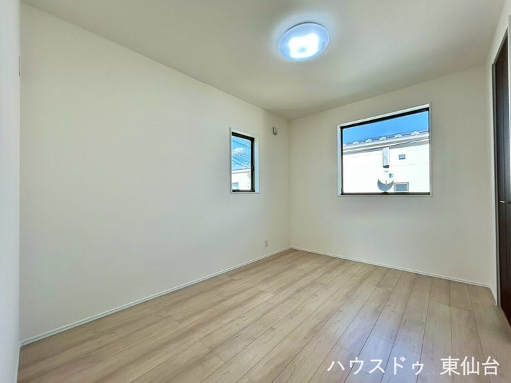 6帖のお部屋です♪表情の違う二つの窓がおしゃれ♪家具の配置の自由度も高いです♪