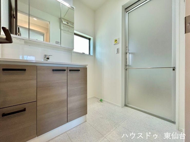 大きな三面鏡♪手入れしやすい一枚板の風呂扉♪毎朝気持ちよく迎えられそうです♪