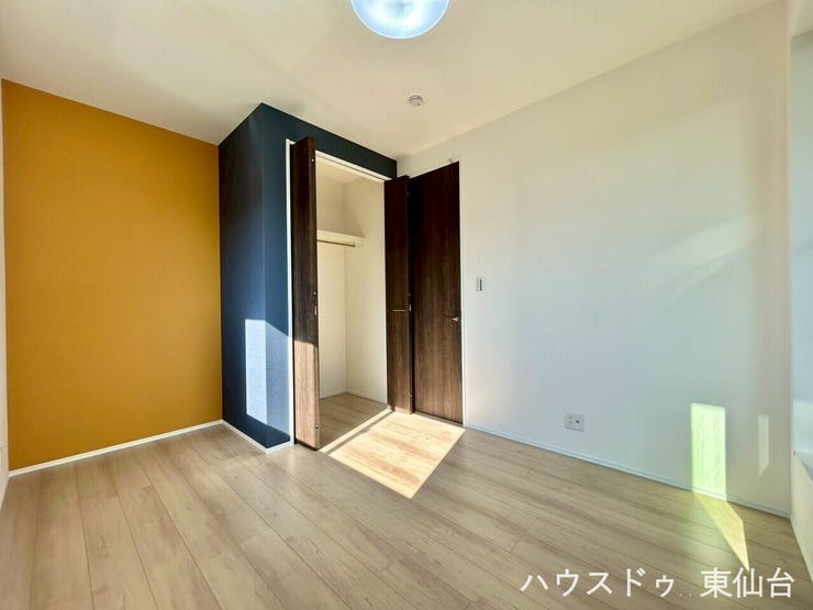 明るいお部屋には元気なイエローのアクセントクロス♪