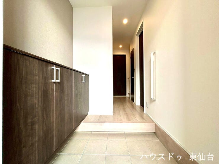 生活空間が隠れるつくりになっています♪圧迫感のないロータイプの靴箱はすべての靴が主役になれる取り出しやすさが魅力ですね♪