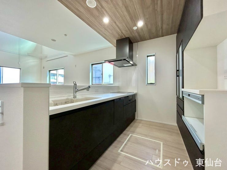 明るい内装にワンポイントのダークカラーのキッチン♪汚れが目立ちにくくていいですね♪