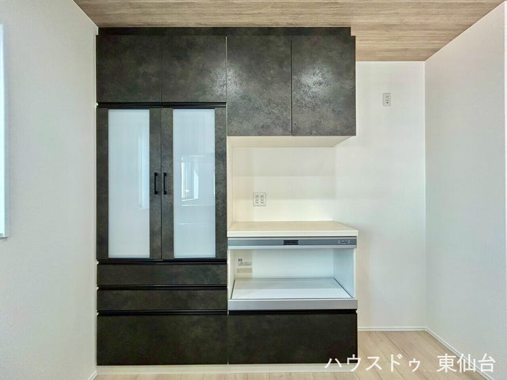 システムキッチンとおそろいのカップボード♪統一感が出て素敵です♪