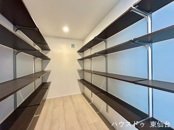 圧巻のパントリー♪リビングとキッチンはいつでもすっきりを保てますね♪