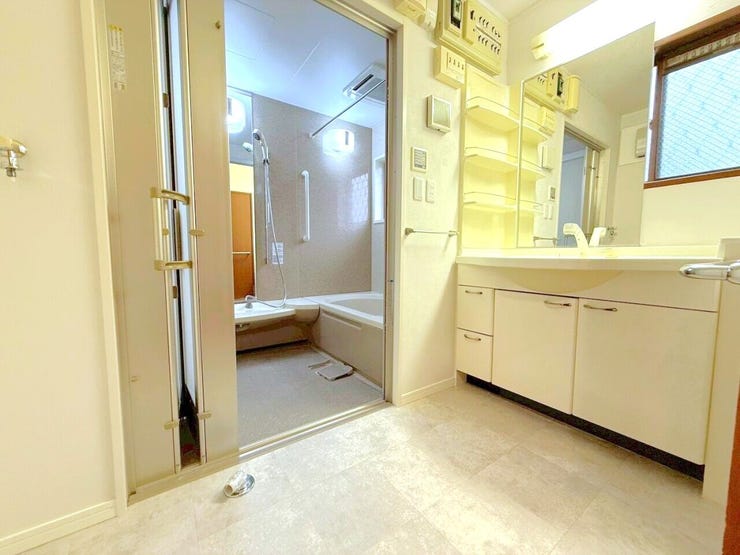 明るく清潔感溢れる洗面スペース。毎日使う場所だからこそ、快適な空間となっております。