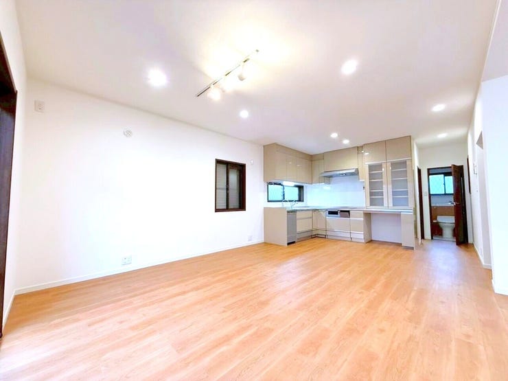 大きな窓のあるリビングは、陽光あふれる明るい空間です。居心地良く、ご家族皆がゆったり寛げる憩いの空間となりそうです。