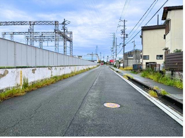北側の前面道路は幅員約8mです。広々としていて、街並みが開放的で圧迫感がありません。
(2025年9月29日 撮影)