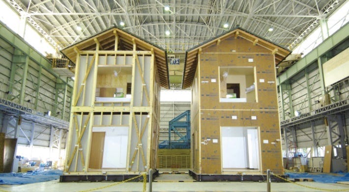 【point4】震度7レベルの揺れにも 倒壊しない強さを実証!
実験の結果、「ダイライト」は、震度7という極大地震の強い揺れにも倒壊せず
優れた耐震性を発揮することが証明されました。