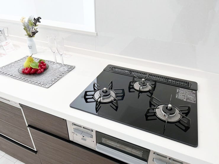 01.過熱防止センサー付ガスレンジ
から炊きにより一定の温度に達すると自動で火を止めてくれる安心機能、過熱防止センサー付3口タイプ。※イメージ写真