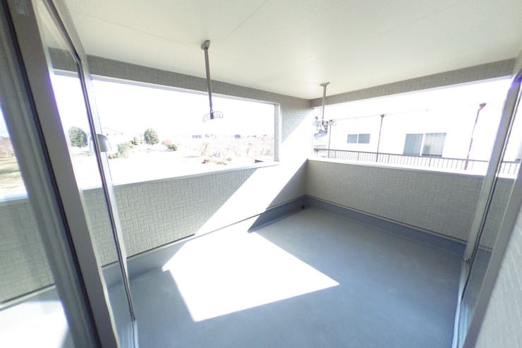 突然の雨にも安心のインナーバルコニーです。2部屋から出入り可能です。共働き世帯にも好評です。ゆったりスペースでテーブルセットを置いてプチアウトドア気分もよいですね♪(山梨市下石森 新築建売住宅)