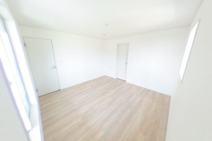 ●8帖洋室●主に主寝室としてご使用いただけます。白を基調とした明るい洋室です。好みの別れない配色なので、カーテンや家具の色味でお好みの空間にカスタマイズできます(山梨市下石森 新築建売住宅)