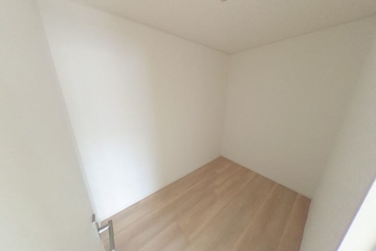 シンプルでスッキリとした納戸には、壁面収納や収納棚を用いてお好みの収納空間にアレンジできます♪大型箱物収納にも便利です♪(山梨市下石森 新築建売住宅)