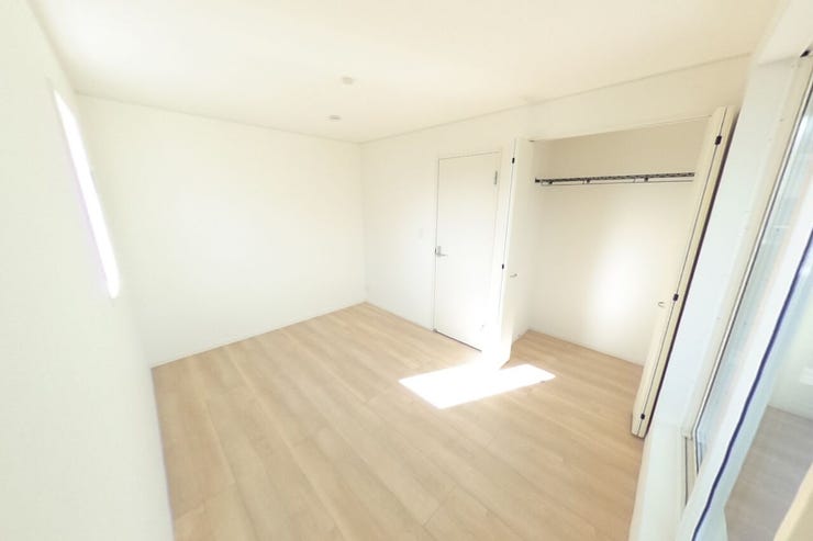 ●南側6帖洋室●白を基調とした明るい洋室です。好みの別れない配色なので、カーテンや家具の色味でお好みの空間にカスタマイズできます♪バルコニーへの出入りも出来ます♪(山梨市下石森 新築建売住宅)