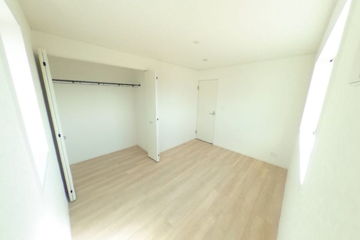 ●北側6帖洋室●白を基調とした明るい洋室です。好みの別れない配色なので、カーテンや家具の色味でお好みの空間にカスタマイズできます♪お子様部屋としてもお使い頂けます♪(山梨市下石森 新築建売住宅)