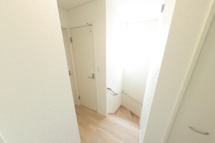 2階廊下にも収納がありご家族で共有で使う物やペーパー類等の収納、お掃除用品の収納にも便利です。 階段には手摺りが設置されておりますので昇降の際にも安心ですね(山梨市下石森 新築建売住宅)