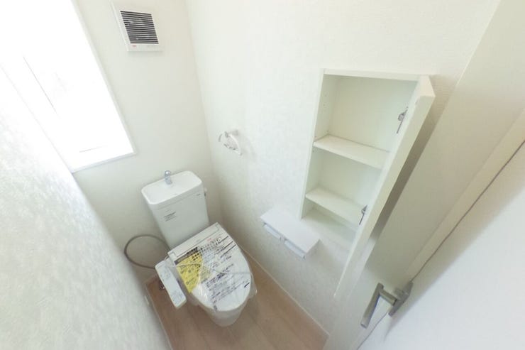 ●2階お手洗い●お手洗いは1階、2階共に手洗いタンク、タオル掛け、収納、ウォシュレット機能搭載です。(山梨市下石森 新築建売住宅)