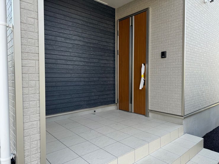 ゆったりサイズの玄関ポーチ♪雨の日も焦らず鍵の開閉ができます♪(山梨市下石森 新築建売住宅)