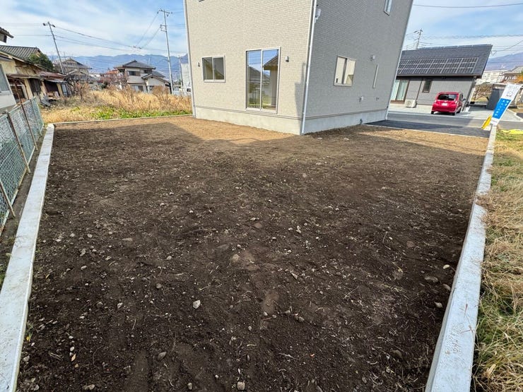 広々とした南庭スペース♪ウッドデッキを施工したり、お子様の遊び場や家庭菜園スペース、ドッグランスペースにも良いですね。(山梨市下石森 新築建売住宅)