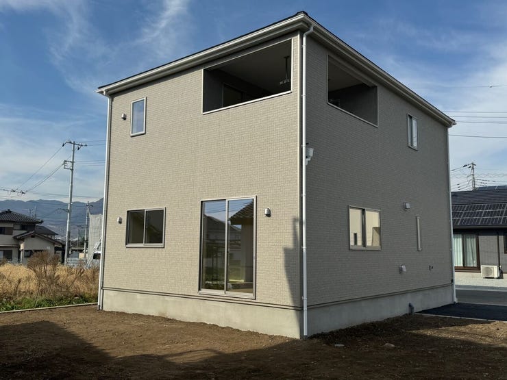 インナーバルコニーは突然の雨にも安心♪共働き家庭にも嬉しい設備です!全居室ペアガラス採用!繰り返す地震の揺れを吸収する家クワイエ♪防犯カメラ付きです♪(山梨市下石森 新築建売住宅)