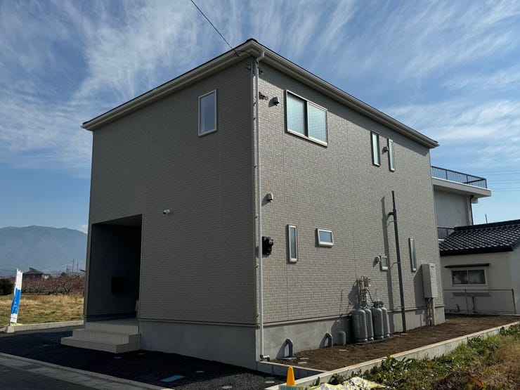 インナーバルコニーは突然の雨にも安心♪共働き家庭にも嬉しい設備です!全居室ペアガラス採用!繰り返す地震の揺れを吸収する家クワイエ♪防犯カメラ付きです♪(山梨市下石森 新築建売住宅)