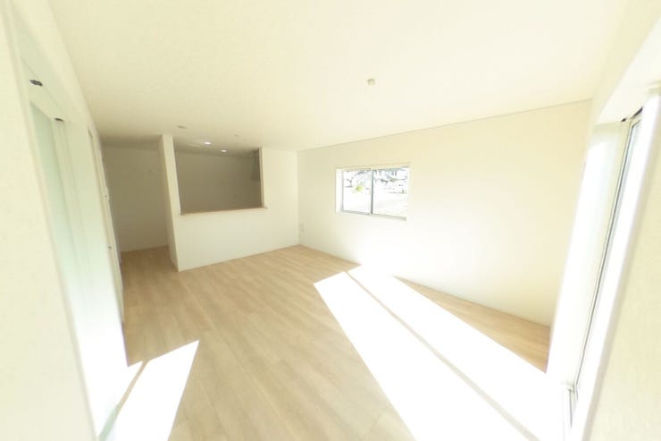 白を基調とした明るい16帖のLDKはダイニングスペース、リビングスペースと分けて使用してもゆとりのある広さです♪(山梨市下石森 新築建売住宅)