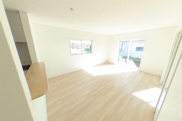 白を基調とした明るい16帖のLDKはダイニングスペース、リビングスペースと分けて使用してもゆとりのある広さです♪(山梨市下石森 新築建売住宅)