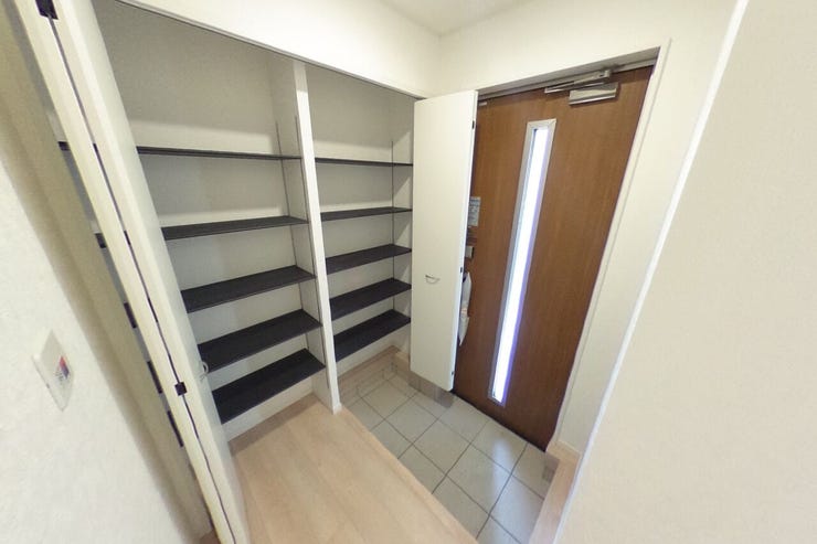 白を基調とした玄関スペース。玄関には人感センサー付き照明がございます。スマートキーでの開閉も可能で荷物の多い時にも助かります♪大型収納付で玄関をスッキリお使い頂けます(山梨市下石森 新築建売住宅)