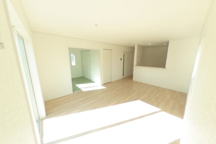 白を基調とした明るい16帖のLDKはダイニングスペース、リビングスペースと分けて使用してもゆとりのある広さです♪(山梨市下石森 新築建売住宅)