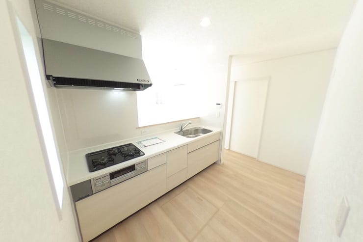 白を基調とした明るい対面キッチンです。浄水器一体型の水洗です。リビング全体を見渡せる対面キッチンです。背面にカップボードを置いてもゆとりのあるスペースです♪(山梨市下石森 新築建売住宅)