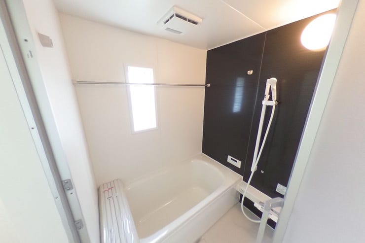 浴室換気乾燥暖房機付きの1坪バスで1日の疲れを癒せます。浴室暖房はヒートショックの予防にも効果的、乾燥機能は花粉の季節のお洗濯干しにも重宝します♪(山梨市下石森 新築建売住宅)