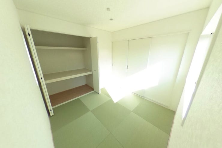 モダンな半畳畳の和室です。3段の棚付き収納の扉は襖ではなく、折戸が採用されております。和室の苦手な方にも受け入れやすい和洋室です。(山梨市下石森 新築建売住宅)
