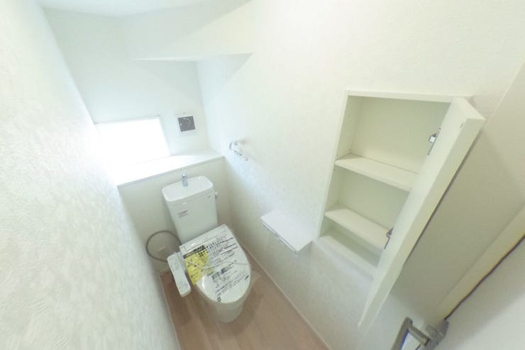 ●1階お手洗い●お手洗いは1階、2階共に手洗いタンク、タオル掛け、収納、ウォシュレット機能搭載です。(山梨市下石森 新築建売住宅)