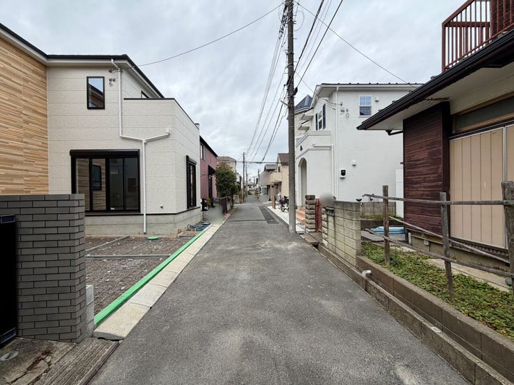 周辺はスーパー、ドラッグストア、コンビニ、郵便局等々生活便利な施設が徒歩10分圏内にそろっており、お買い物には困りません!