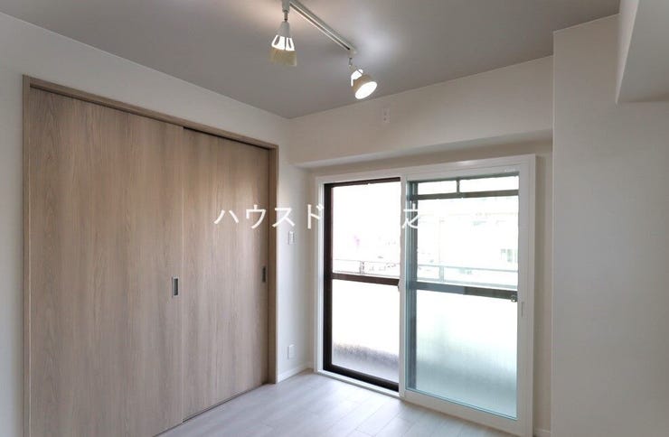 窓が有るので換気はもちろん明るく日差しの入る洋室です♪