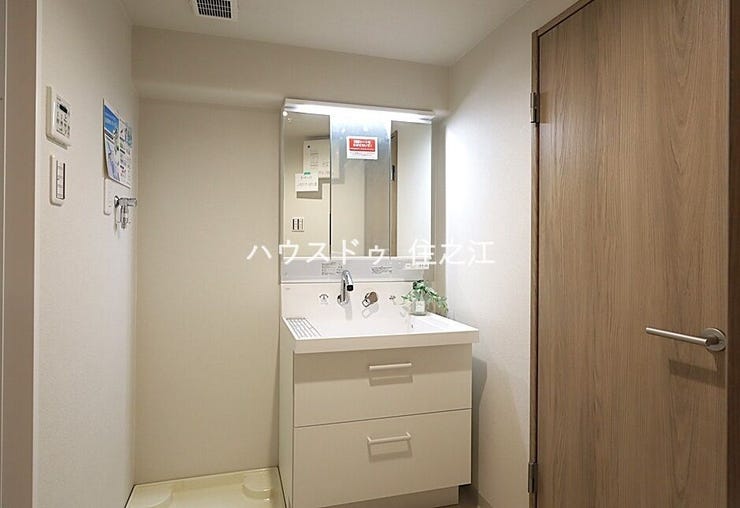 三面鏡の裏に収納もできるので日用品がストックできます