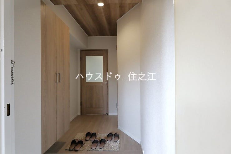 玄関横に収納ございます