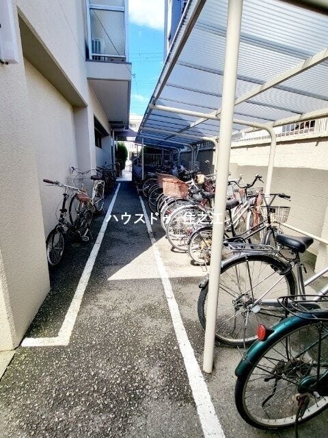 ★屋根付きの駐輪場ですので雨の日も安心。サドルが濡れる事も無いですね!