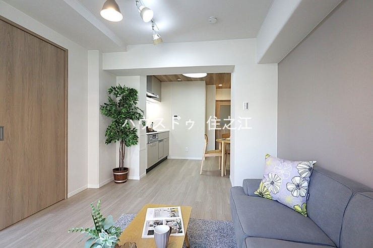 ソファーやダイニングテーブルを置いてもゆとりのある広さのリビングです