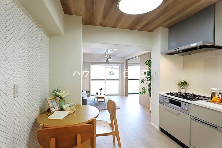 リビング・ダイニングが全面バルコニーに面しているので解放感があります♪