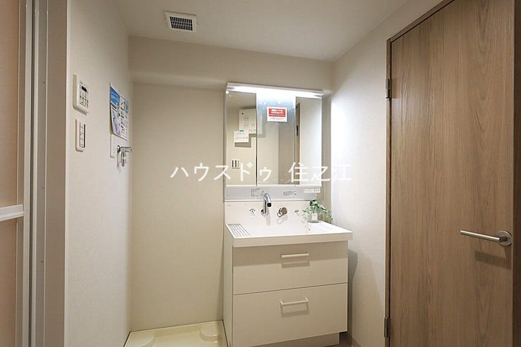 三面鏡の裏に収納もできるので日用品がストックできます