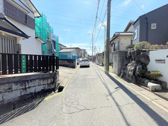 幅員約4mの前面道路です。普通車が1台通れる幅となります。大型車の通行が少ないので、振動や騒音が抑えられます。