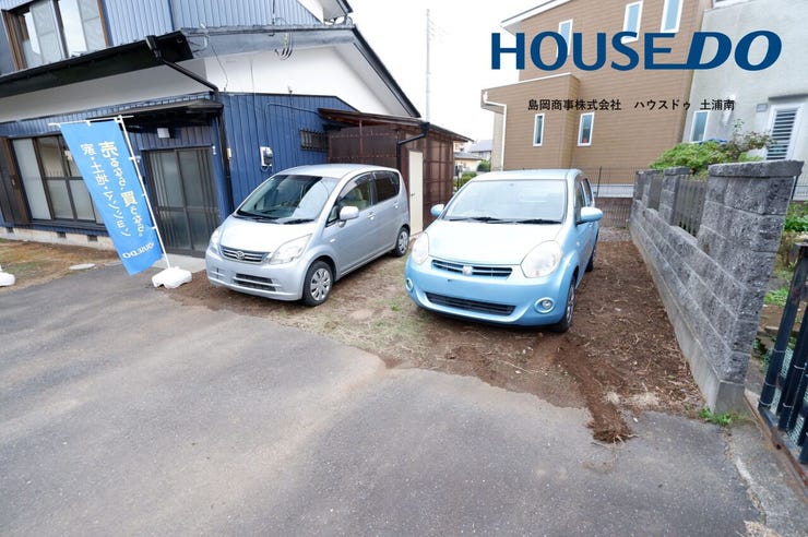 並列駐車可能です!(車種により異なります。写真は軽自動車と普通車を駐車しています)