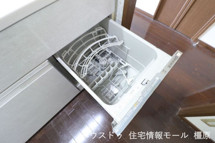 食器洗浄乾燥機を完備。高温のお湯と水圧で洗浄し、手洗いよりも清潔です。