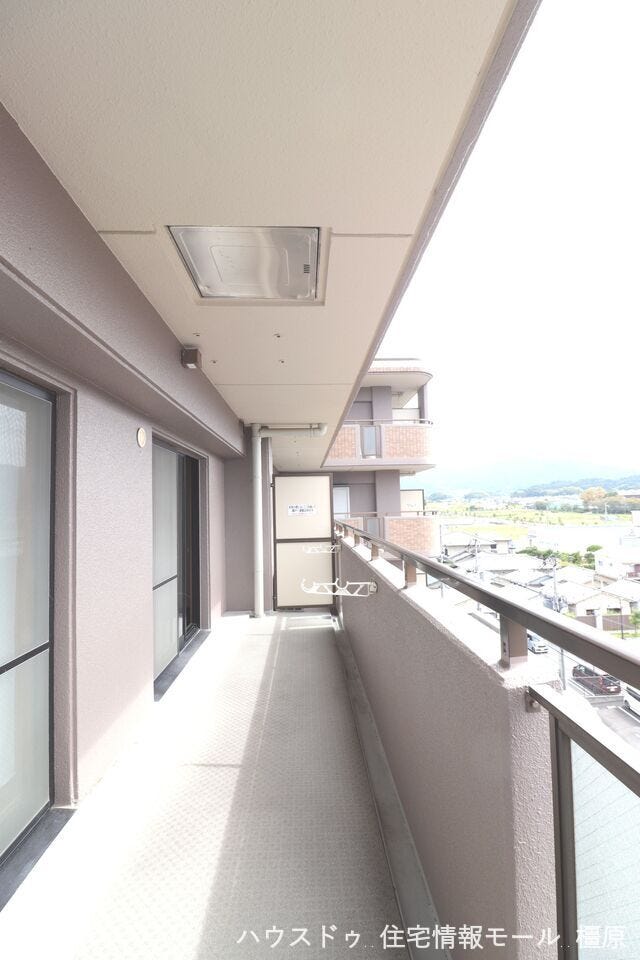 2室から出入りできる南向きロングバルコニー。沢山のお洗濯物もゆったり干していただけます