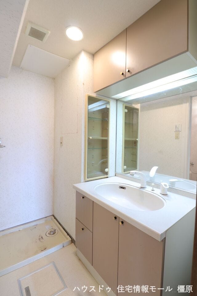 洗面台はシャワー付。収納スペースも豊富にございます